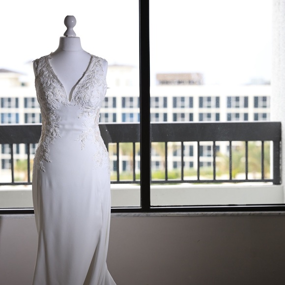 Dresses & Skirts - Elegant White Sleeveless Wedding Dress